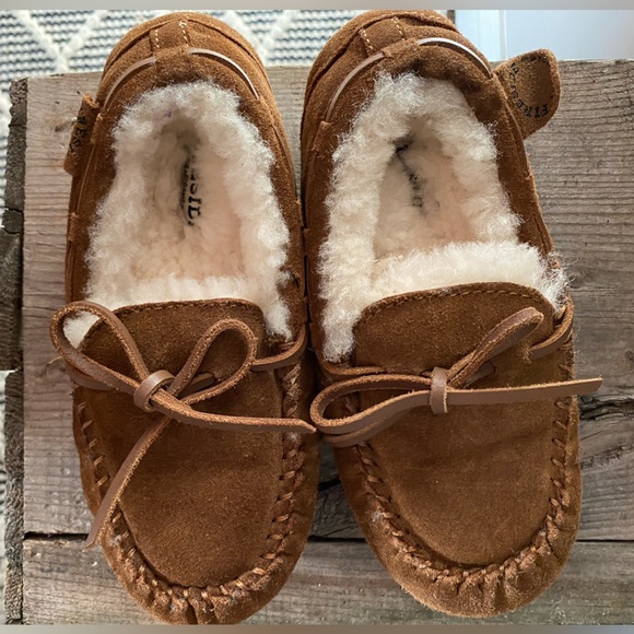 Fireside by Dearfoams Parke Genuine Shearling Moccasin Slipper - Picture 2 of 7